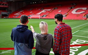 为什么棒球场内的电子记分牌需要实时显示投手的球速与转速